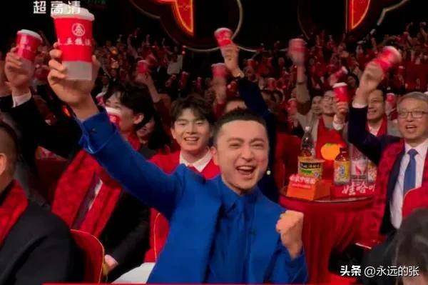 表演的魔术《画蛇添福》从以下几方面来看待瓦力游戏app对于刘谦在2025年春晚(图1)