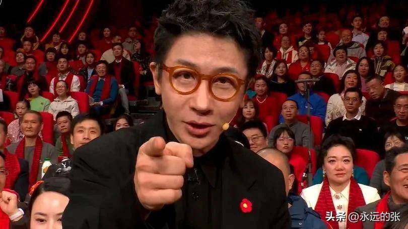 表演的魔术《画蛇添福》从以下几方面来看待瓦力游戏app对于刘谦在2025年春晚(图2)